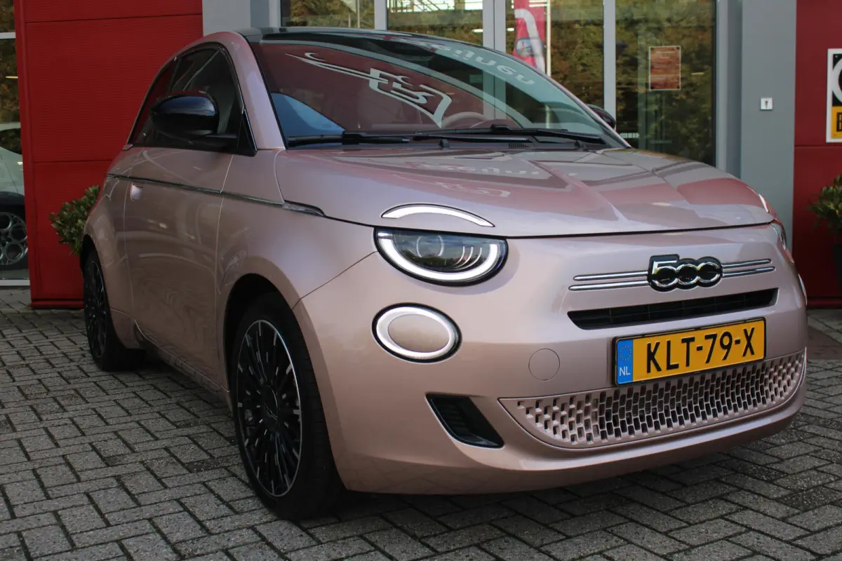 1.0 Hybrid La Prima | PANORAMADAK | DRAADLOZE APPLE CARPLAY/ANDROID AUTO | DRAADLOZE TELEFOONLADER | LEDER BEKLEDING | ACHTERUITRIJ CAMERA  | PARKEERSESOREN ACHTER | 17" LICHTMETALEN VELGEN 