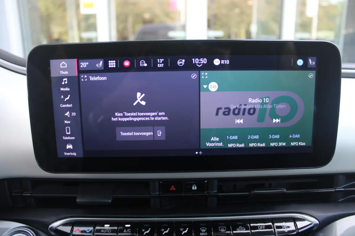 1.0 Hybrid La Prima | PANORAMADAK | DRAADLOZE APPLE CARPLAY/ANDROID AUTO | DRAADLOZE TELEFOONLADER | LEDER BEKLEDING | ACHTERUITRIJ CAMERA  | PARKEERSESOREN ACHTER | 17" LICHTMETALEN VELGEN 