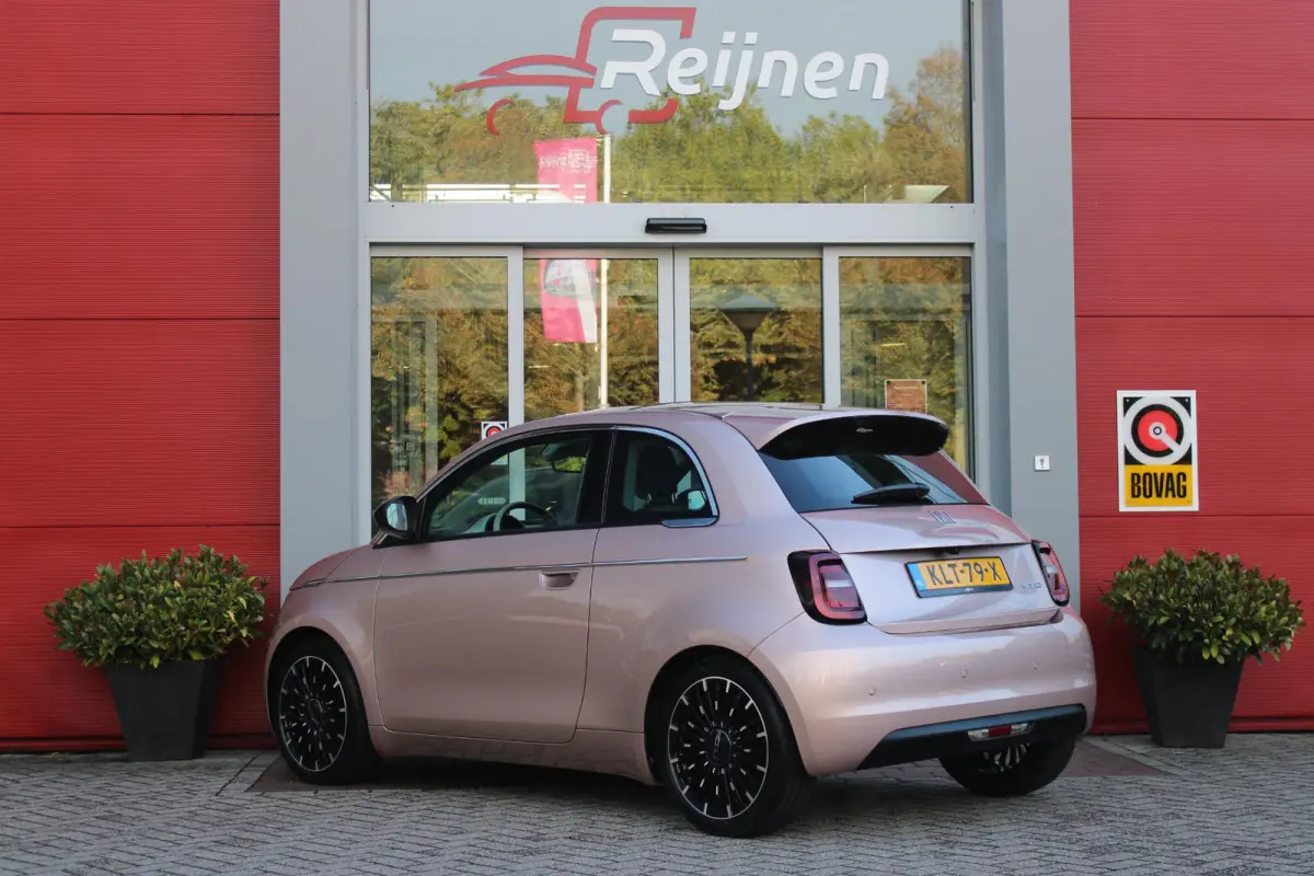 1.0 Hybrid La Prima | PANORAMADAK | DRAADLOZE APPLE CARPLAY/ANDROID AUTO | DRAADLOZE TELEFOONLADER | LEDER BEKLEDING | ACHTERUITRIJ CAMERA  | PARKEERSESOREN ACHTER | 17" LICHTMETALEN VELGEN 