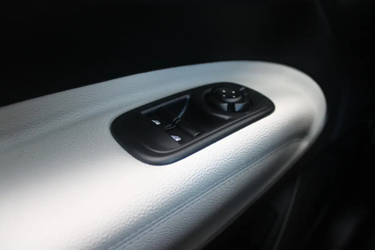 1.0 Hybrid La Prima | PANORAMADAK | DRAADLOZE APPLE CARPLAY/ANDROID AUTO | DRAADLOZE TELEFOONLADER | LEDER BEKLEDING | ACHTERUITRIJ CAMERA  | PARKEERSESOREN ACHTER | 17" LICHTMETALEN VELGEN 