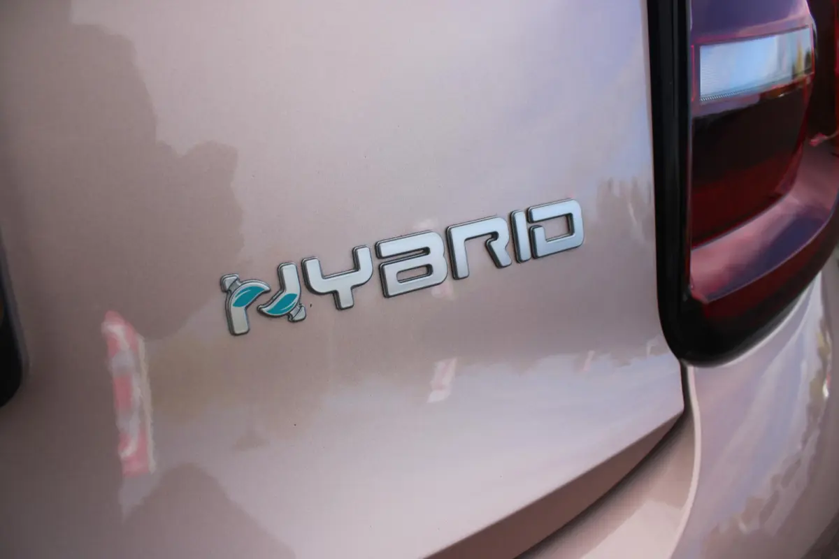 1.0 Hybrid La Prima | PANORAMADAK | DRAADLOZE APPLE CARPLAY/ANDROID AUTO | DRAADLOZE TELEFOONLADER | LEDER BEKLEDING | ACHTERUITRIJ CAMERA  | PARKEERSESOREN ACHTER | 17" LICHTMETALEN VELGEN 