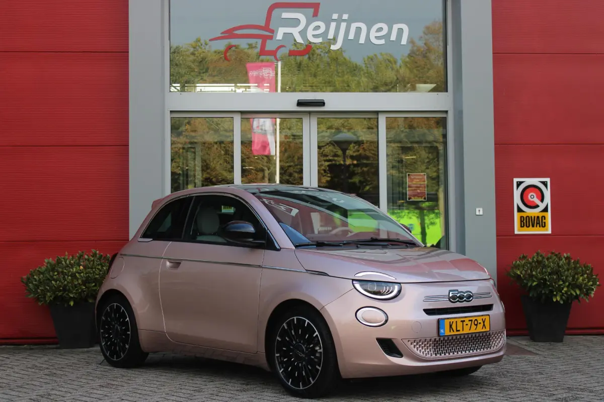 1.0 Hybrid La Prima | PANORAMADAK | DRAADLOZE APPLE CARPLAY/ANDROID AUTO | DRAADLOZE TELEFOONLADER | LEDER BEKLEDING | ACHTERUITRIJ CAMERA  | PARKEERSESOREN ACHTER | 17" LICHTMETALEN VELGEN 