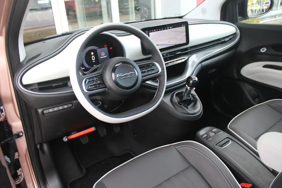 1.0 Hybrid La Prima | PANORAMADAK | DRAADLOZE APPLE CARPLAY/ANDROID AUTO | DRAADLOZE TELEFOONLADER | LEDER BEKLEDING | ACHTERUITRIJ CAMERA  | PARKEERSESOREN ACHTER | 17" LICHTMETALEN VELGEN 