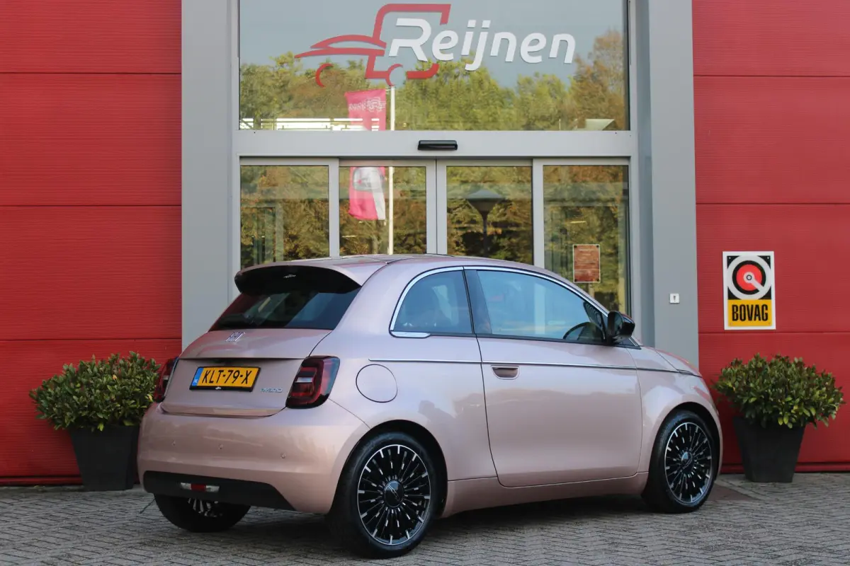 1.0 Hybrid La Prima | PANORAMADAK | DRAADLOZE APPLE CARPLAY/ANDROID AUTO | DRAADLOZE TELEFOONLADER | LEDER BEKLEDING | ACHTERUITRIJ CAMERA  | PARKEERSESOREN ACHTER | 17" LICHTMETALEN VELGEN 