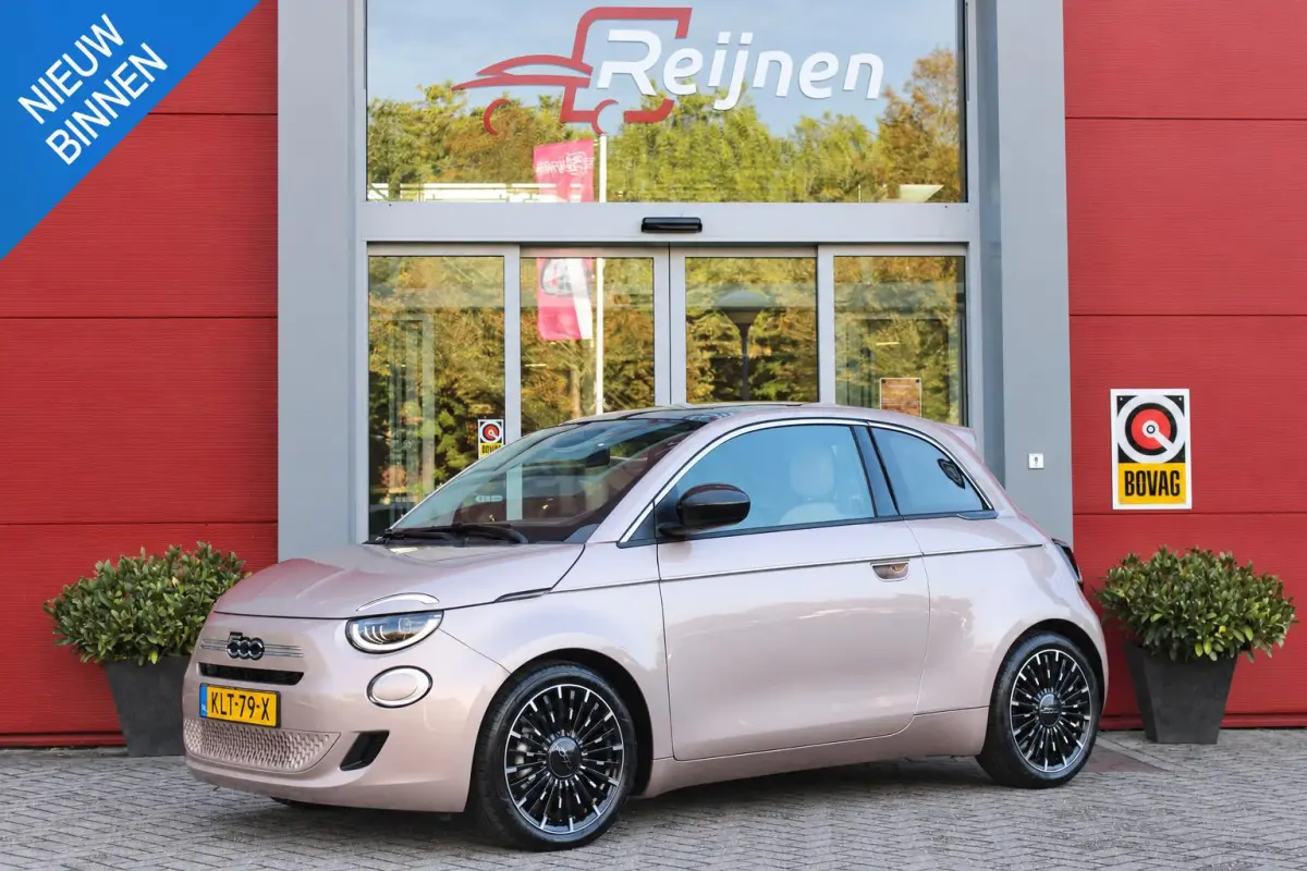 1.0 Hybrid La Prima | PANORAMADAK | DRAADLOZE APPLE CARPLAY/ANDROID AUTO | DRAADLOZE TELEFOONLADER | LEDER BEKLEDING | ACHTERUITRIJ CAMERA  | PARKEERSESOREN ACHTER | 17" LICHTMETALEN VELGEN 