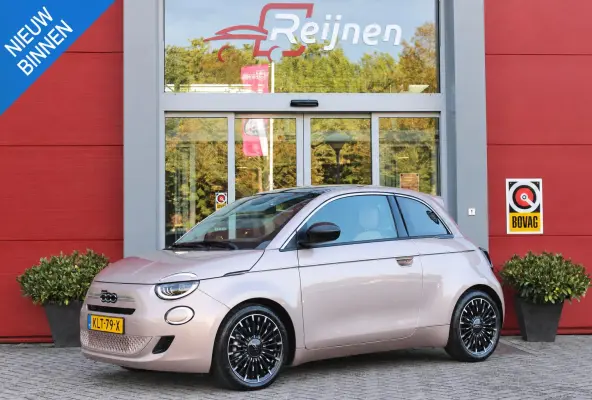 1.0 Hybrid La Prima | PANORAMADAK | DRAADLOZE APPLE CARPLAY/ANDROID AUTO | DRAADLOZE TELEFOONLADER | LEDER BEKLEDING | ACHTERUITRIJ CAMERA  | PARKEERSESOREN ACHTER | 17" LICHTMETALEN VELGEN 