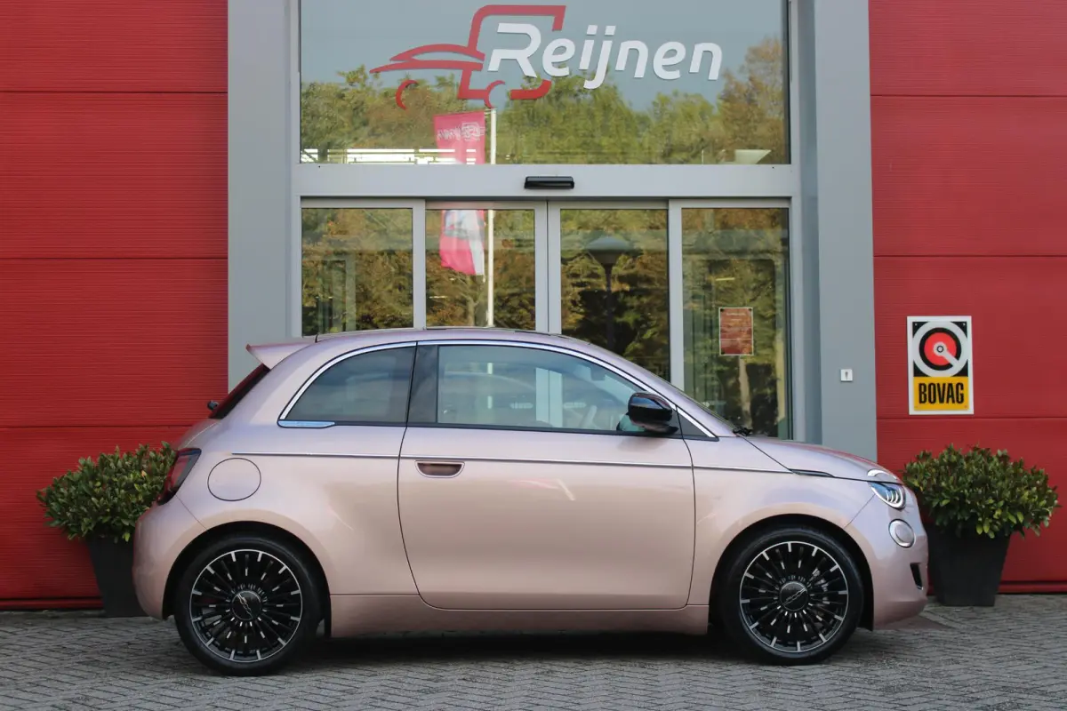 1.0 Hybrid La Prima | PANORAMADAK | DRAADLOZE APPLE CARPLAY/ANDROID AUTO | DRAADLOZE TELEFOONLADER | LEDER BEKLEDING | ACHTERUITRIJ CAMERA  | PARKEERSESOREN ACHTER | 17" LICHTMETALEN VELGEN 