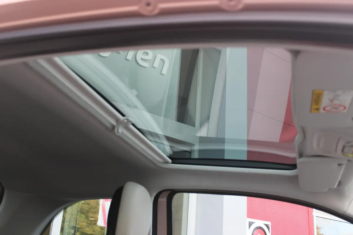 1.0 Hybrid La Prima | PANORAMADAK | DRAADLOZE APPLE CARPLAY/ANDROID AUTO | DRAADLOZE TELEFOONLADER | LEDER BEKLEDING | ACHTERUITRIJ CAMERA  | PARKEERSESOREN ACHTER | 17" LICHTMETALEN VELGEN 