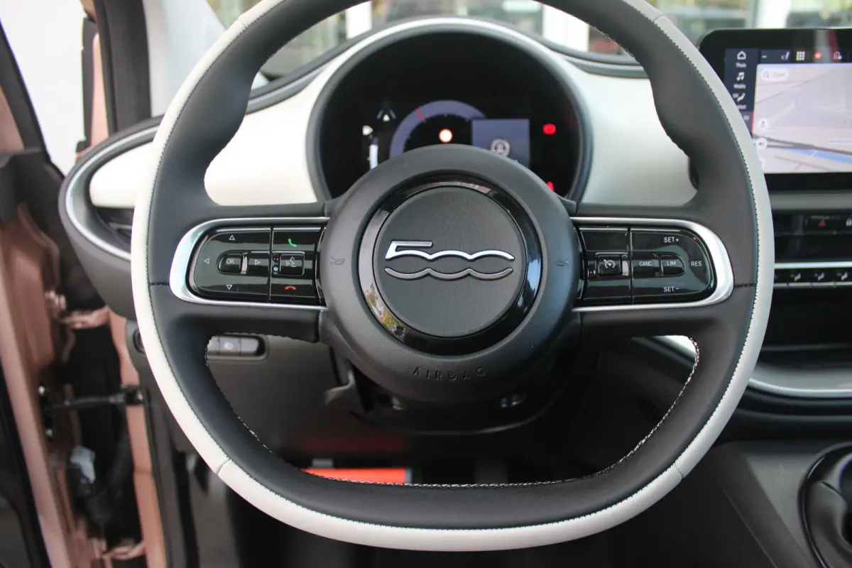 1.0 Hybrid La Prima | PANORAMADAK | DRAADLOZE APPLE CARPLAY/ANDROID AUTO | DRAADLOZE TELEFOONLADER | LEDER BEKLEDING | ACHTERUITRIJ CAMERA  | PARKEERSESOREN ACHTER | 17" LICHTMETALEN VELGEN 