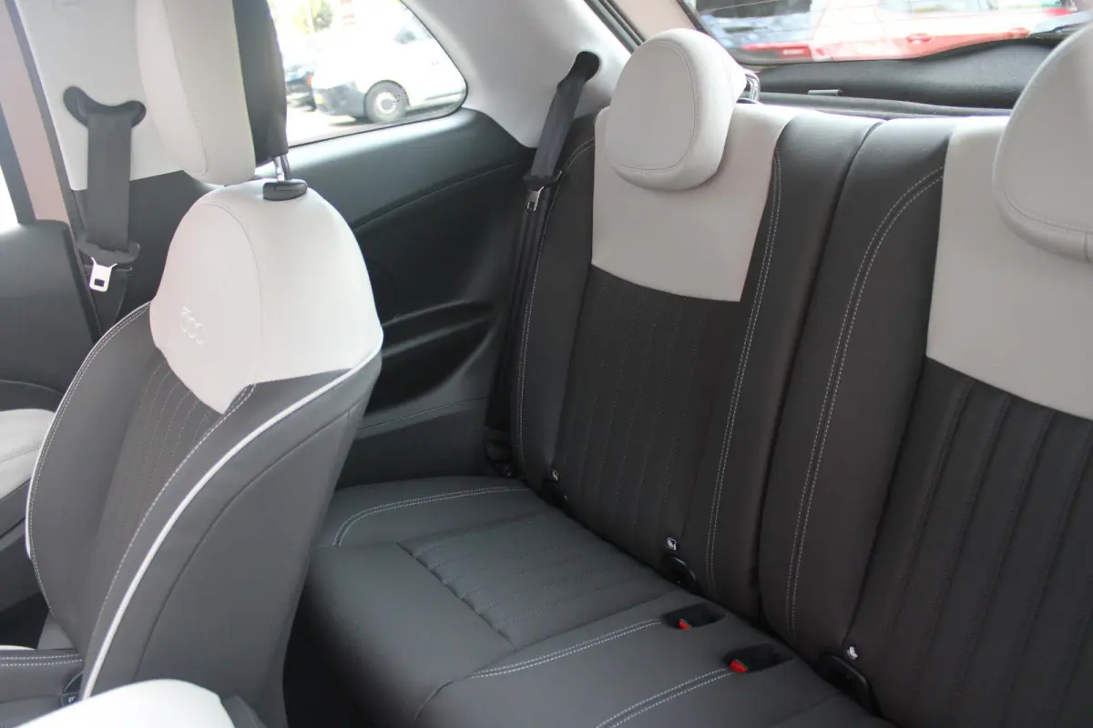 1.0 Hybrid La Prima | PANORAMADAK | DRAADLOZE APPLE CARPLAY/ANDROID AUTO | DRAADLOZE TELEFOONLADER | LEDER BEKLEDING | ACHTERUITRIJ CAMERA  | PARKEERSESOREN ACHTER | 17" LICHTMETALEN VELGEN 