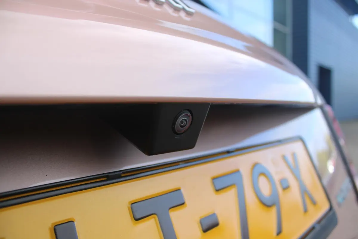 1.0 Hybrid La Prima | PANORAMADAK | DRAADLOZE APPLE CARPLAY/ANDROID AUTO | DRAADLOZE TELEFOONLADER | LEDER BEKLEDING | ACHTERUITRIJ CAMERA  | PARKEERSESOREN ACHTER | 17" LICHTMETALEN VELGEN 