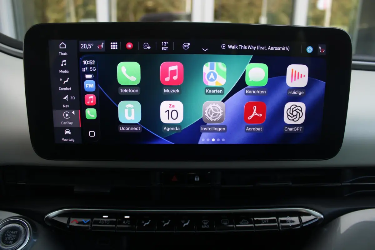 1.0 Hybrid La Prima | PANORAMADAK | DRAADLOZE APPLE CARPLAY/ANDROID AUTO | DRAADLOZE TELEFOONLADER | LEDER BEKLEDING | ACHTERUITRIJ CAMERA  | PARKEERSESOREN ACHTER | 17" LICHTMETALEN VELGEN 