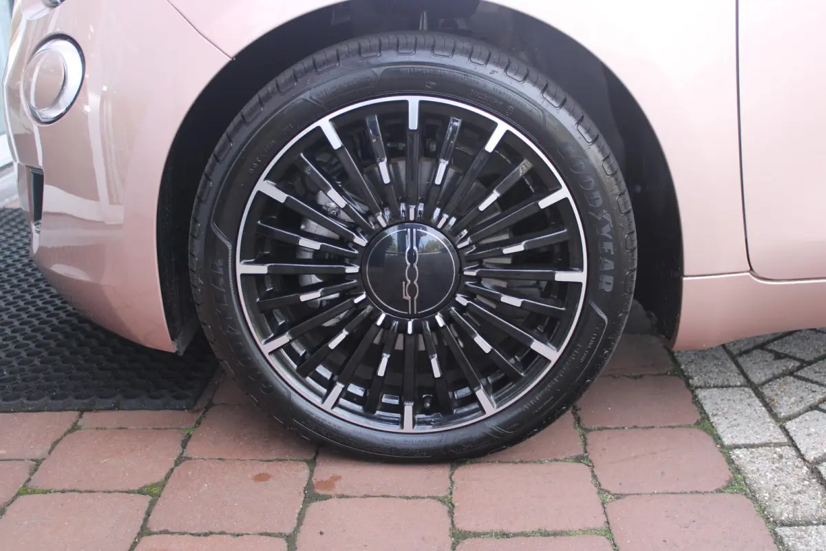 1.0 Hybrid La Prima | PANORAMADAK | DRAADLOZE APPLE CARPLAY/ANDROID AUTO | DRAADLOZE TELEFOONLADER | LEDER BEKLEDING | ACHTERUITRIJ CAMERA  | PARKEERSESOREN ACHTER | 17" LICHTMETALEN VELGEN 