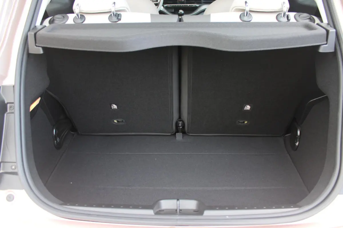 1.0 Hybrid La Prima | PANORAMADAK | DRAADLOZE APPLE CARPLAY/ANDROID AUTO | DRAADLOZE TELEFOONLADER | LEDER BEKLEDING | ACHTERUITRIJ CAMERA  | PARKEERSESOREN ACHTER | 17" LICHTMETALEN VELGEN 