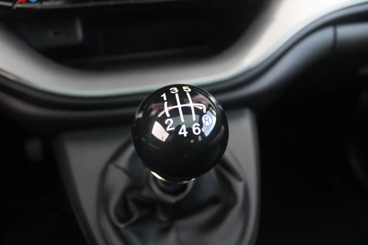 1.0 Hybrid La Prima | PANORAMADAK | DRAADLOZE APPLE CARPLAY/ANDROID AUTO | DRAADLOZE TELEFOONLADER | LEDER BEKLEDING | ACHTERUITRIJ CAMERA  | PARKEERSESOREN ACHTER | 17" LICHTMETALEN VELGEN 