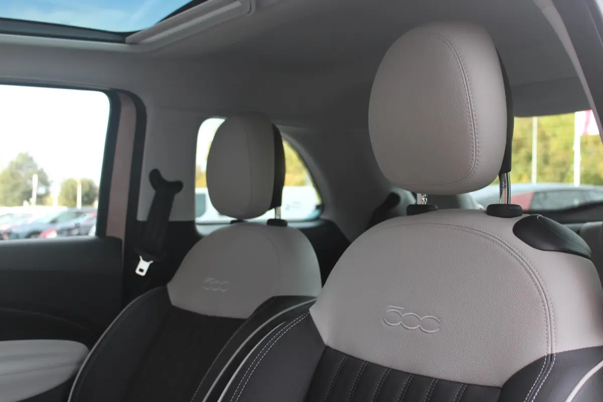 1.0 Hybrid La Prima | PANORAMADAK | DRAADLOZE APPLE CARPLAY/ANDROID AUTO | DRAADLOZE TELEFOONLADER | LEDER BEKLEDING | ACHTERUITRIJ CAMERA  | PARKEERSESOREN ACHTER | 17" LICHTMETALEN VELGEN 