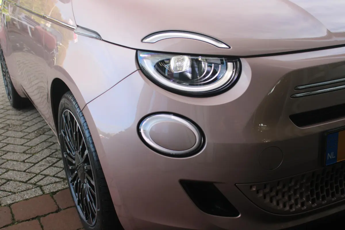 1.0 Hybrid La Prima | PANORAMADAK | DRAADLOZE APPLE CARPLAY/ANDROID AUTO | DRAADLOZE TELEFOONLADER | LEDER BEKLEDING | ACHTERUITRIJ CAMERA  | PARKEERSESOREN ACHTER | 17" LICHTMETALEN VELGEN 