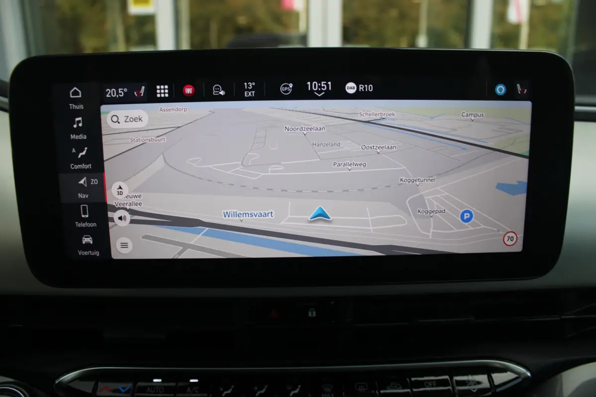 1.0 Hybrid La Prima | PANORAMADAK | DRAADLOZE APPLE CARPLAY/ANDROID AUTO | DRAADLOZE TELEFOONLADER | LEDER BEKLEDING | ACHTERUITRIJ CAMERA  | PARKEERSESOREN ACHTER | 17" LICHTMETALEN VELGEN 