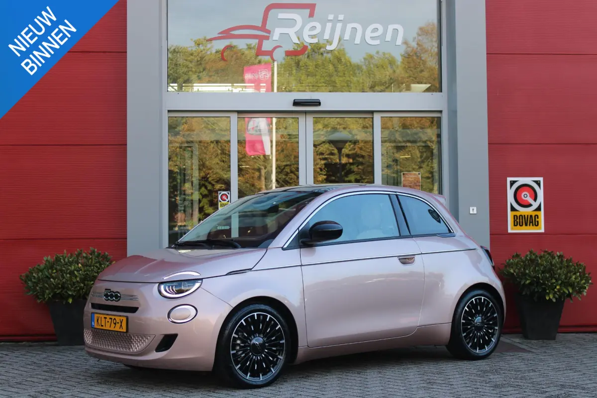 1.0 Hybrid La Prima | PANORAMADAK | DRAADLOZE APPLE CARPLAY/ANDROID AUTO | DRAADLOZE TELEFOONLADER | LEDER BEKLEDING | ACHTERUITRIJ CAMERA  | PARKEERSESOREN ACHTER | 17" LICHTMETALEN VELGEN 