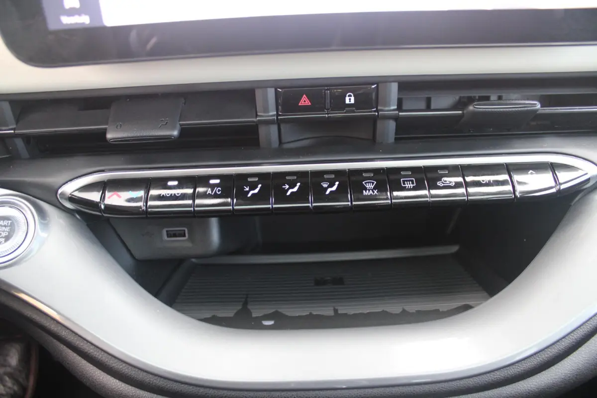 1.0 Hybrid La Prima | PANORAMADAK | DRAADLOZE APPLE CARPLAY/ANDROID AUTO | DRAADLOZE TELEFOONLADER | LEDER BEKLEDING | ACHTERUITRIJ CAMERA  | PARKEERSESOREN ACHTER | 17" LICHTMETALEN VELGEN 