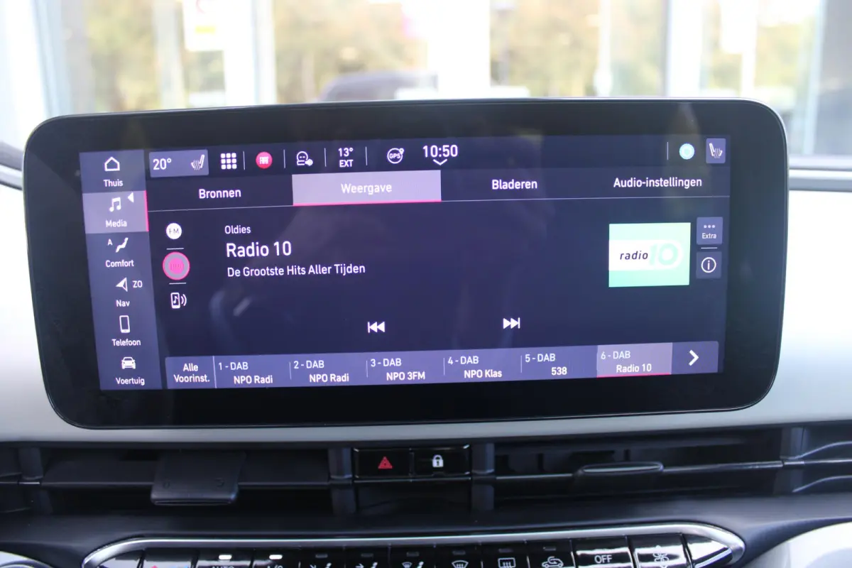 1.0 Hybrid La Prima | PANORAMADAK | DRAADLOZE APPLE CARPLAY/ANDROID AUTO | DRAADLOZE TELEFOONLADER | LEDER BEKLEDING | ACHTERUITRIJ CAMERA  | PARKEERSESOREN ACHTER | 17" LICHTMETALEN VELGEN 