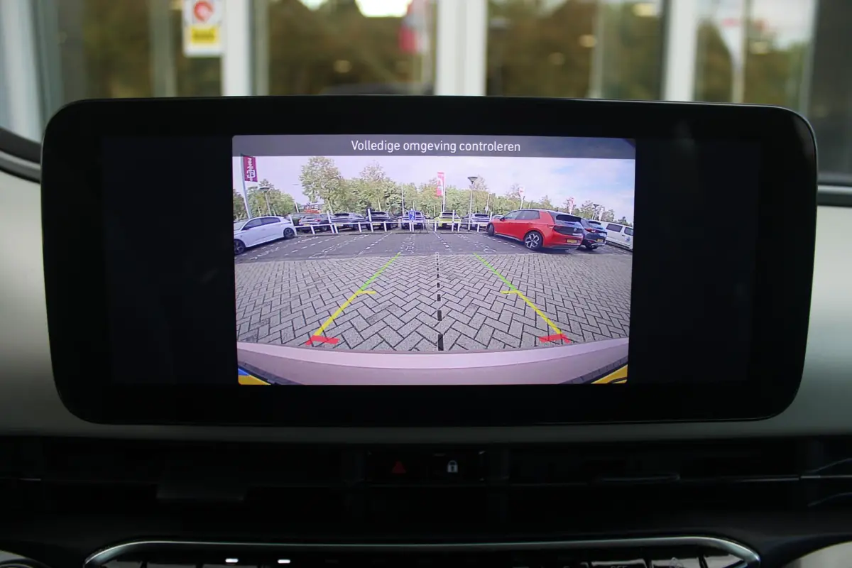 1.0 Hybrid La Prima | PANORAMADAK | DRAADLOZE APPLE CARPLAY/ANDROID AUTO | DRAADLOZE TELEFOONLADER | LEDER BEKLEDING | ACHTERUITRIJ CAMERA  | PARKEERSESOREN ACHTER | 17" LICHTMETALEN VELGEN 