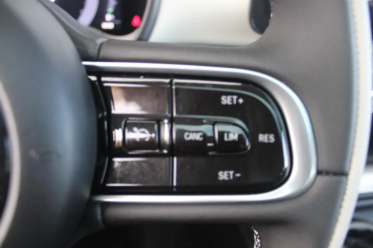 1.0 Hybrid La Prima | PANORAMADAK | DRAADLOZE APPLE CARPLAY/ANDROID AUTO | DRAADLOZE TELEFOONLADER | LEDER BEKLEDING | ACHTERUITRIJ CAMERA  | PARKEERSESOREN ACHTER | 17" LICHTMETALEN VELGEN 