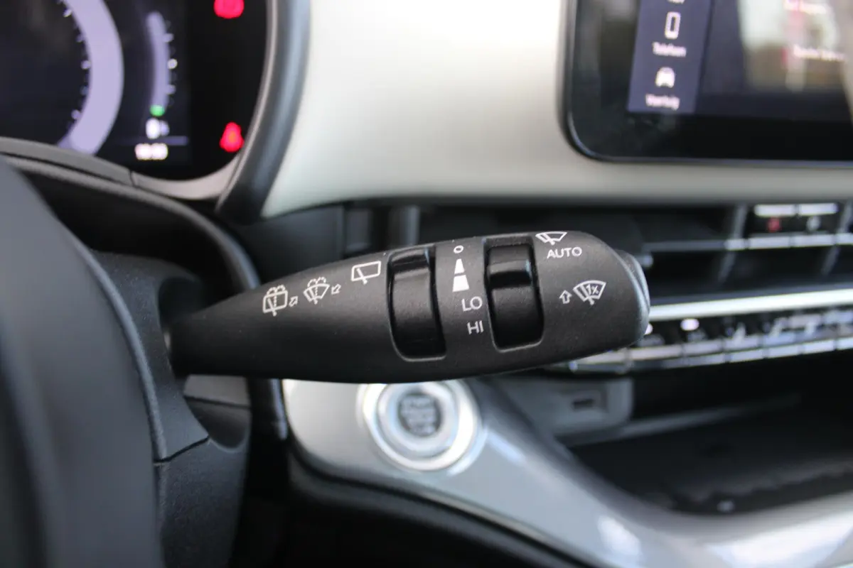 1.0 Hybrid La Prima | PANORAMADAK | DRAADLOZE APPLE CARPLAY/ANDROID AUTO | DRAADLOZE TELEFOONLADER | LEDER BEKLEDING | ACHTERUITRIJ CAMERA  | PARKEERSESOREN ACHTER | 17" LICHTMETALEN VELGEN 