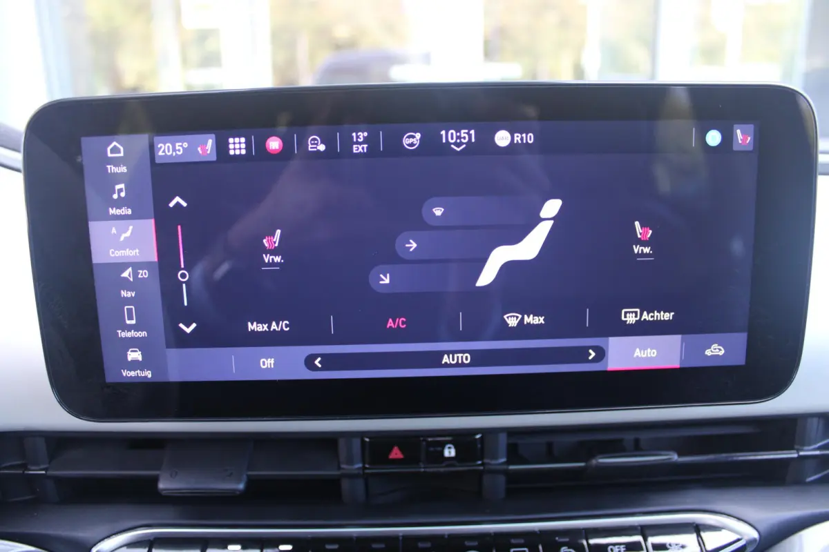 1.0 Hybrid La Prima | PANORAMADAK | DRAADLOZE APPLE CARPLAY/ANDROID AUTO | DRAADLOZE TELEFOONLADER | LEDER BEKLEDING | ACHTERUITRIJ CAMERA  | PARKEERSESOREN ACHTER | 17" LICHTMETALEN VELGEN 