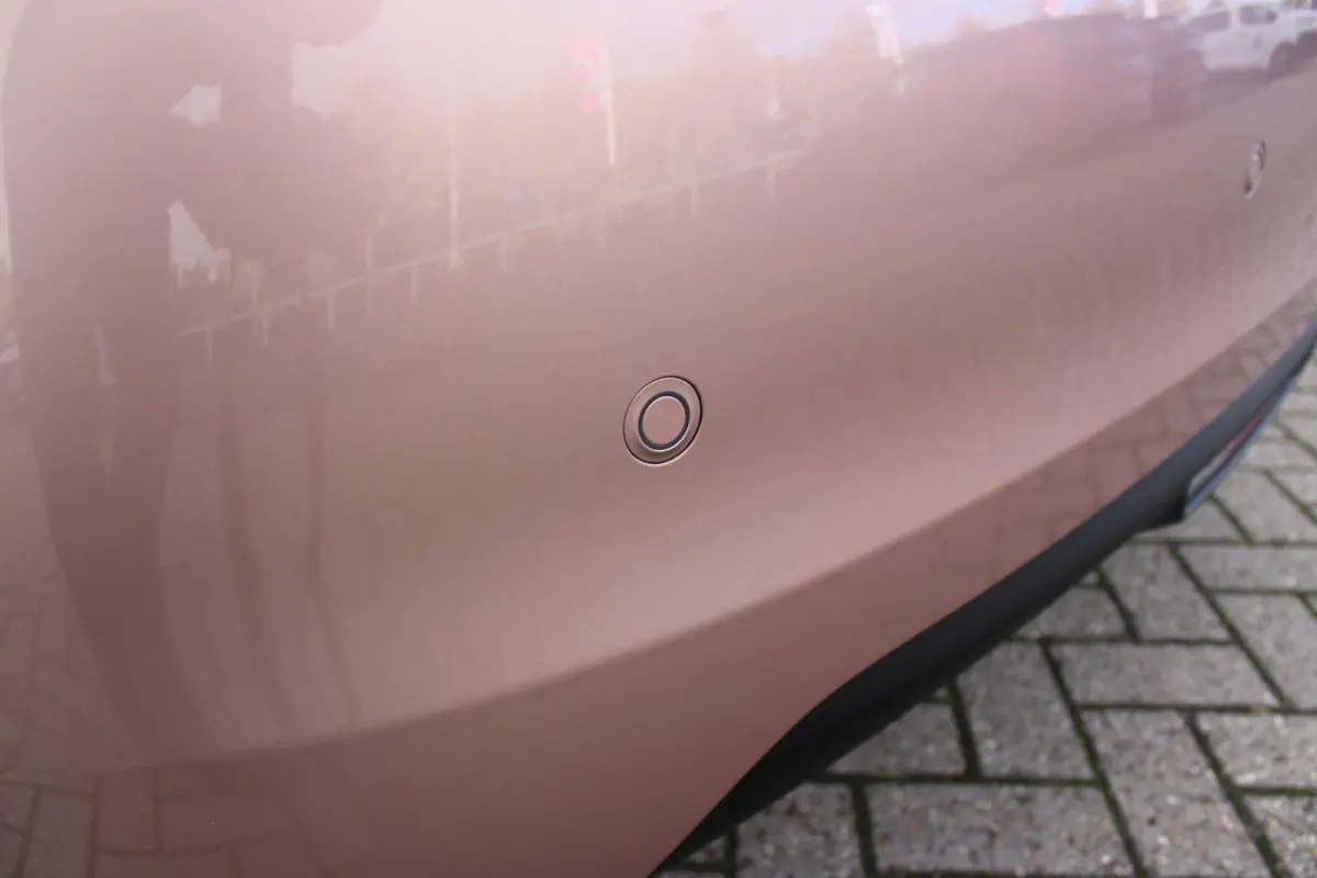 1.0 Hybrid La Prima | PANORAMADAK | DRAADLOZE APPLE CARPLAY/ANDROID AUTO | DRAADLOZE TELEFOONLADER | LEDER BEKLEDING | ACHTERUITRIJ CAMERA  | PARKEERSESOREN ACHTER | 17" LICHTMETALEN VELGEN 