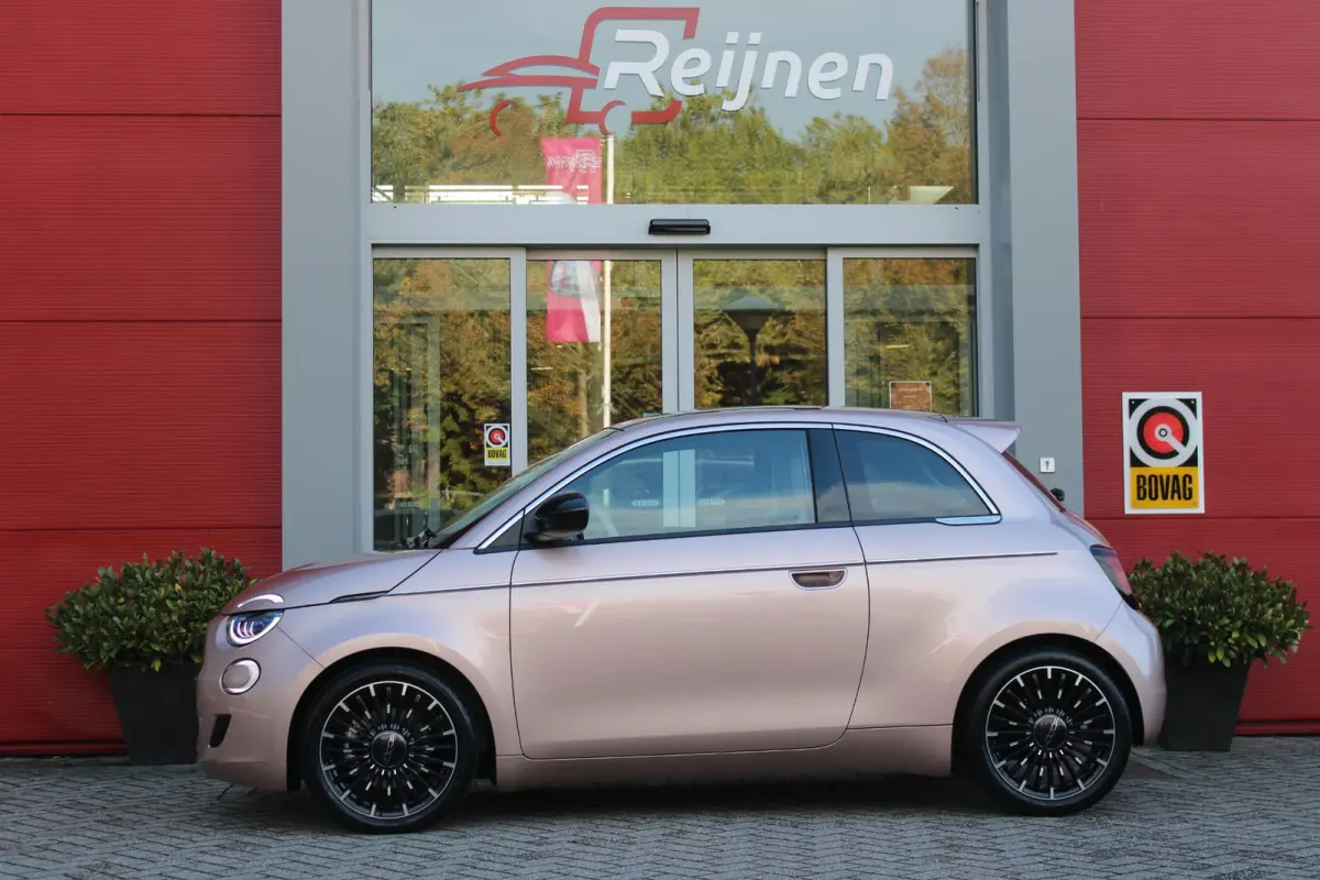 1.0 Hybrid La Prima | PANORAMADAK | DRAADLOZE APPLE CARPLAY/ANDROID AUTO | DRAADLOZE TELEFOONLADER | LEDER BEKLEDING | ACHTERUITRIJ CAMERA  | PARKEERSESOREN ACHTER | 17" LICHTMETALEN VELGEN 