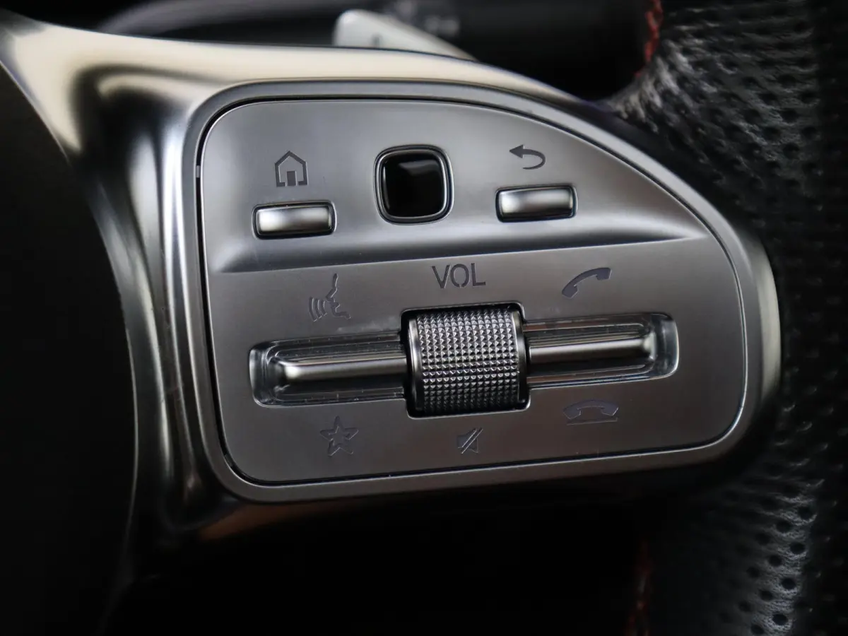 180 AMG Line / Stoelverwarming / Panaromadak / Achteruitcamera / Night-Pakket / Sfeerverlichting /