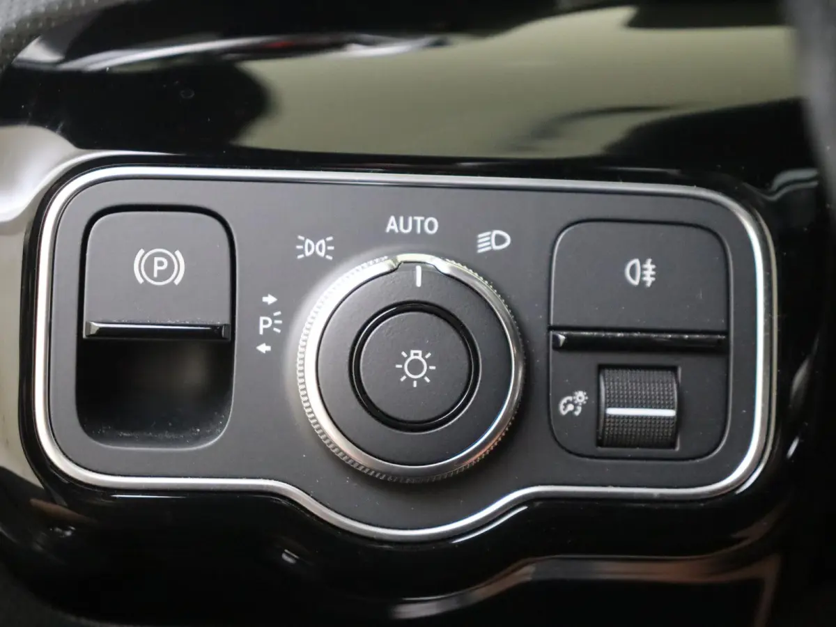 180 AMG Line / Stoelverwarming / Panaromadak / Achteruitcamera / Night-Pakket / Sfeerverlichting /