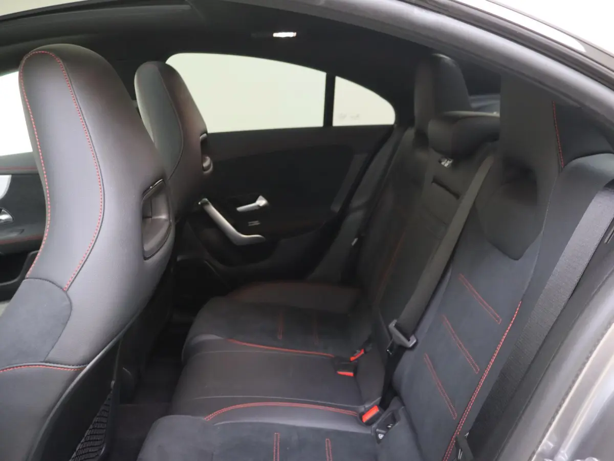 180 AMG Line / Stoelverwarming / Panaromadak / Achteruitcamera / Night-Pakket / Sfeerverlichting /