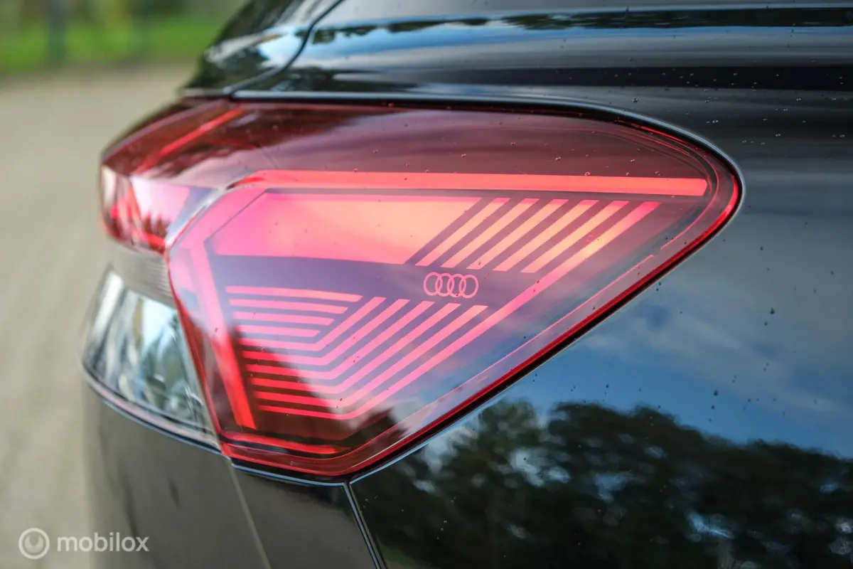 35 Advanced edition S-line 55 kWh | Stoelverwarming | ACC | 20 Inch | Trekhaak | LED | Led matrix | Camera | Sportstoelen