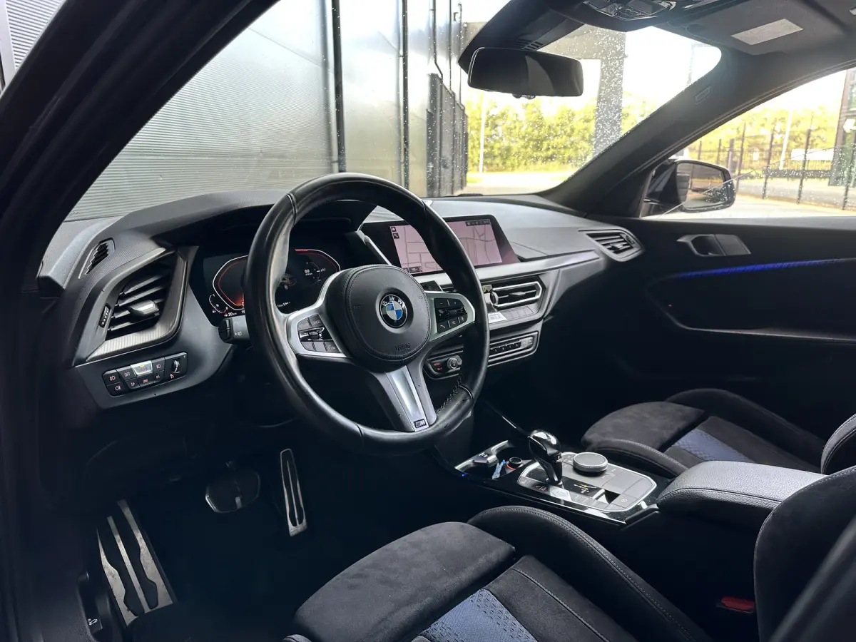 118i AUT M-SPORT | PANODAK | M-Seat | Alcantara | NL-Auto | LED |
