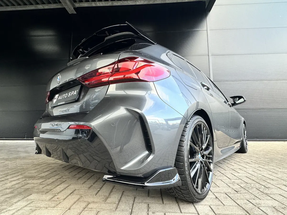 118i AUT M-SPORT | PANODAK | M-Seat | Alcantara | NL-Auto | LED |