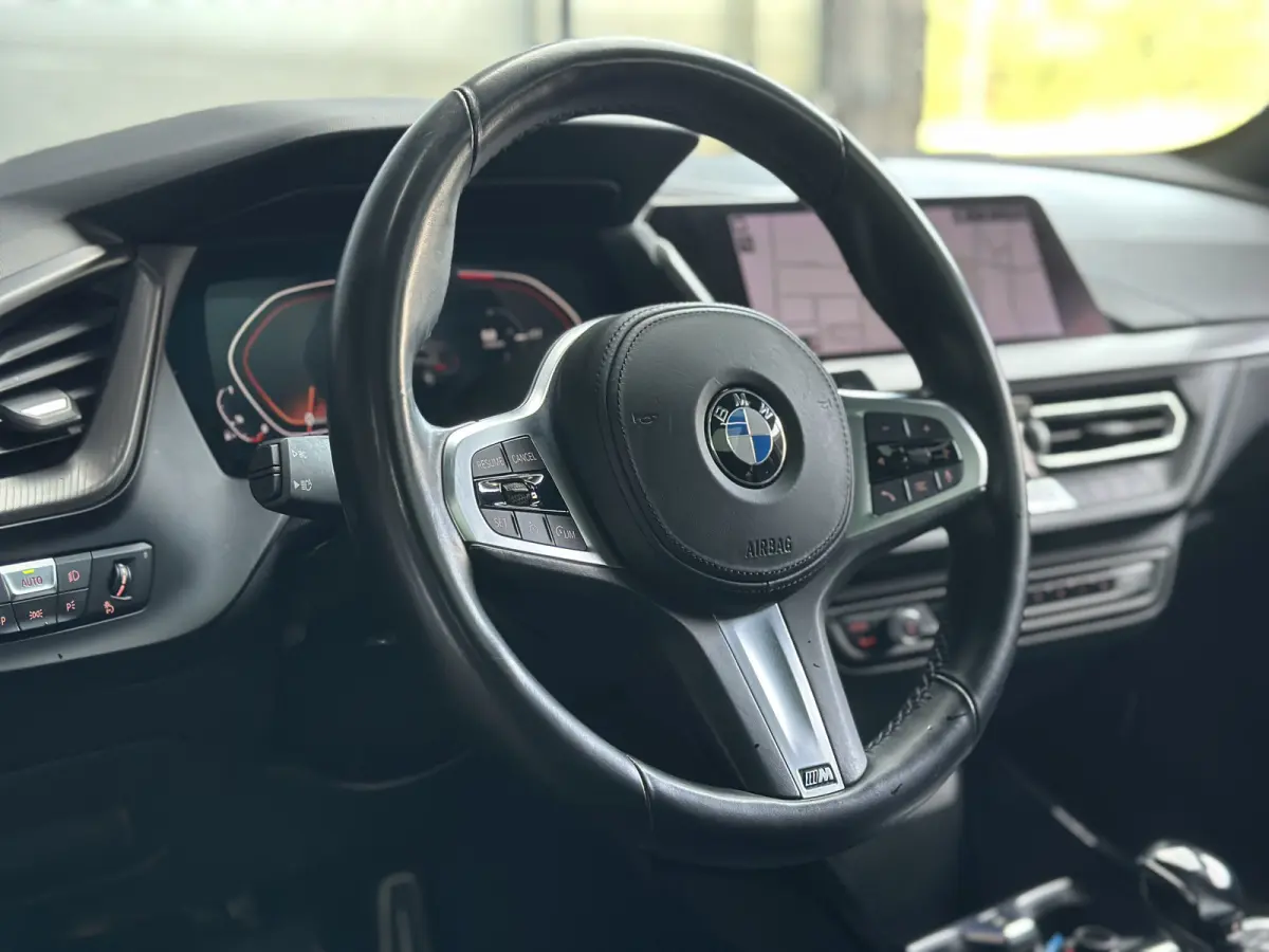 118i AUT M-SPORT | PANODAK | M-Seat | Alcantara | NL-Auto | LED |