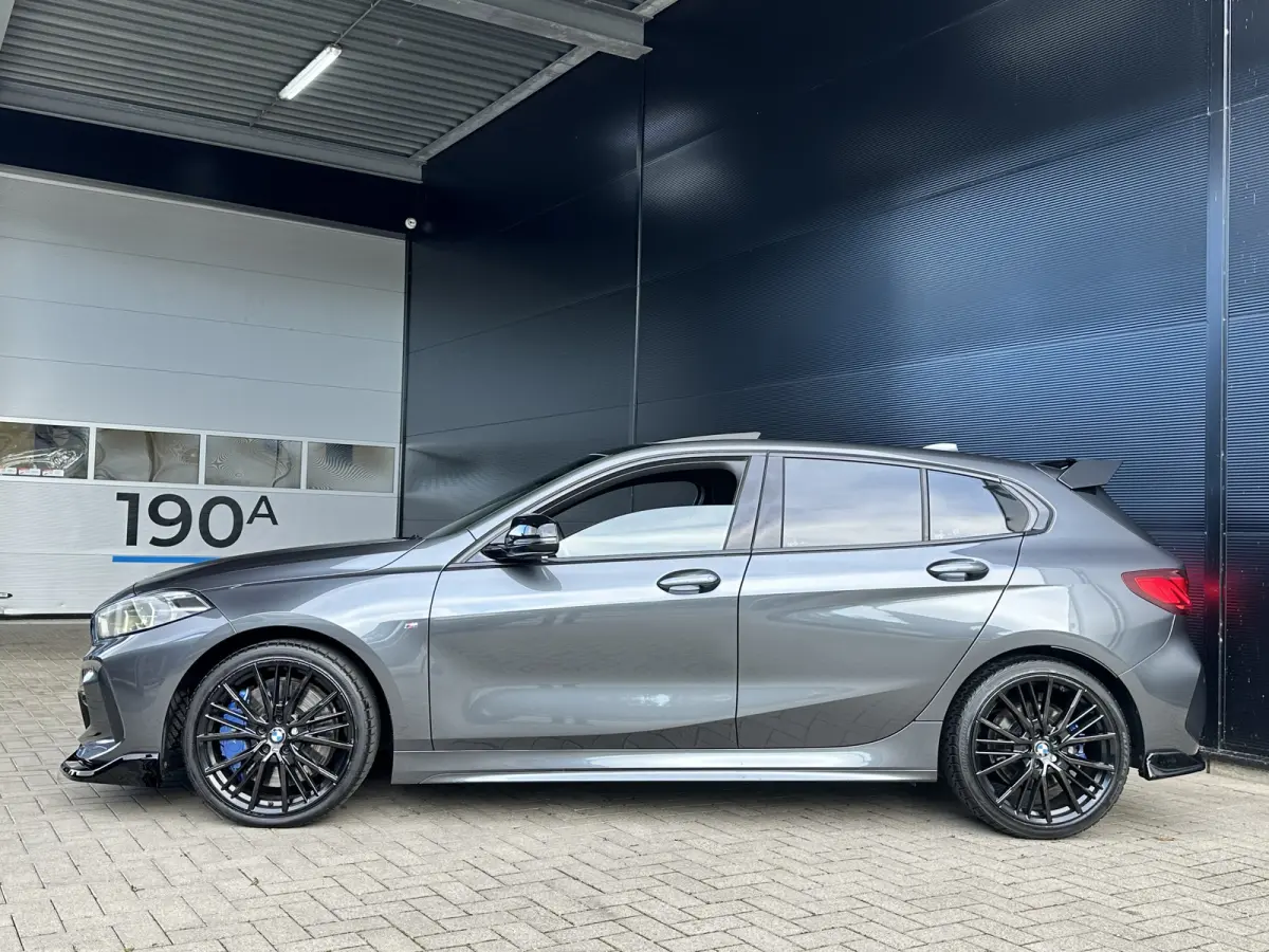 118i AUT M-SPORT | PANODAK | M-Seat | Alcantara | NL-Auto | LED |