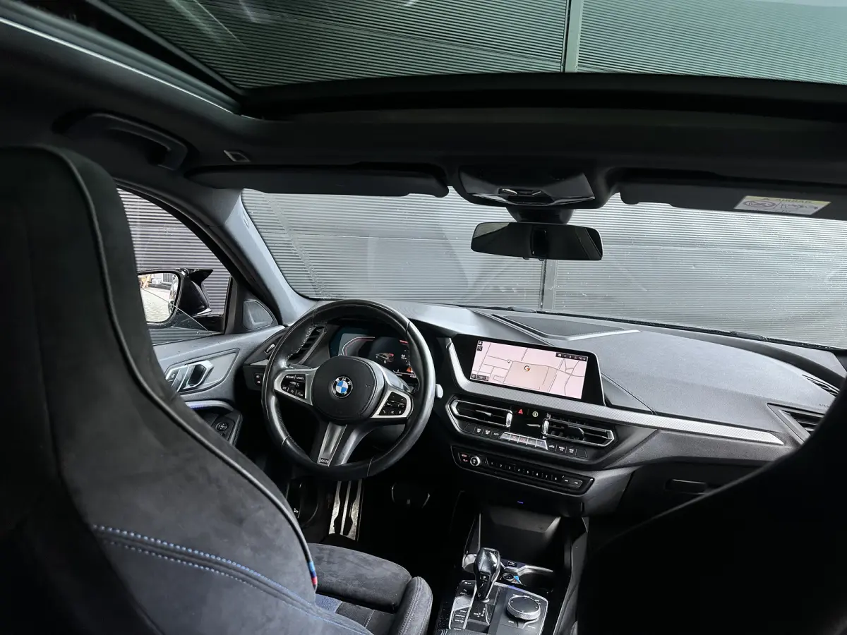 118i AUT M-SPORT | PANODAK | M-Seat | Alcantara | NL-Auto | LED |
