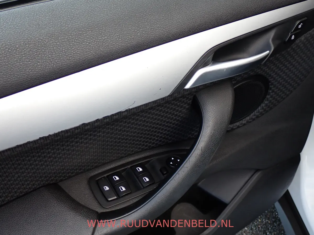 sDrive18i AUTOMAAT / CRUISE / PDC / NAVI / STOELVERWARMING