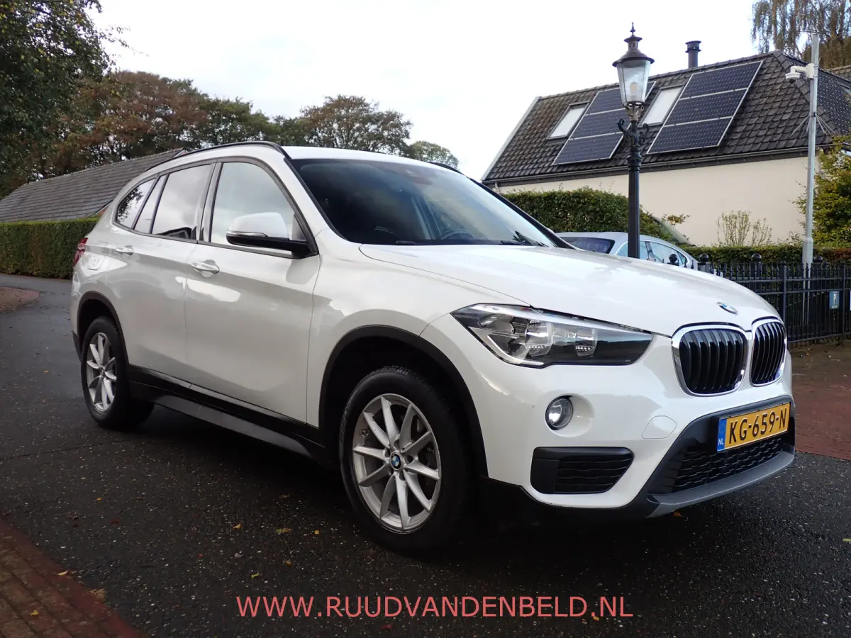 sDrive18i AUTOMAAT / CRUISE / PDC / NAVI / STOELVERWARMING