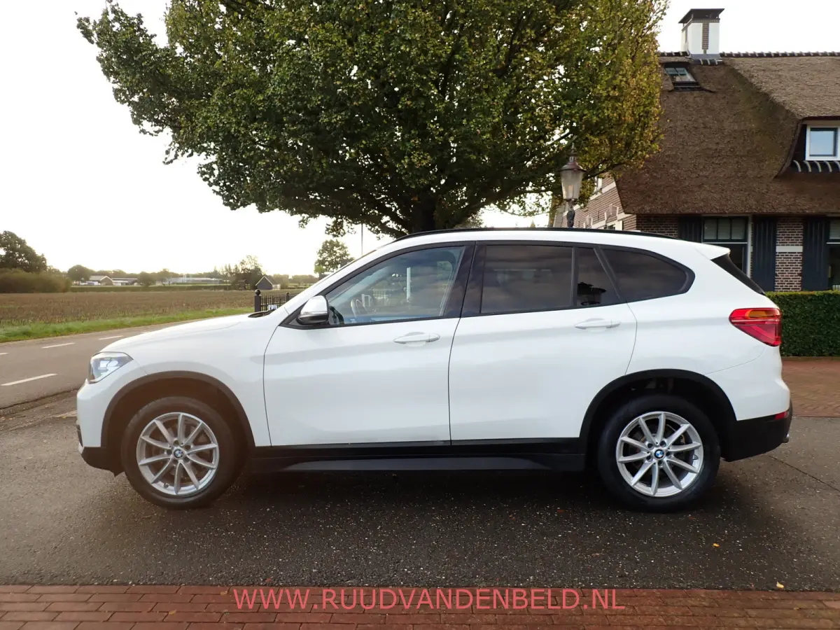 sDrive18i AUTOMAAT / CRUISE / PDC / NAVI / STOELVERWARMING