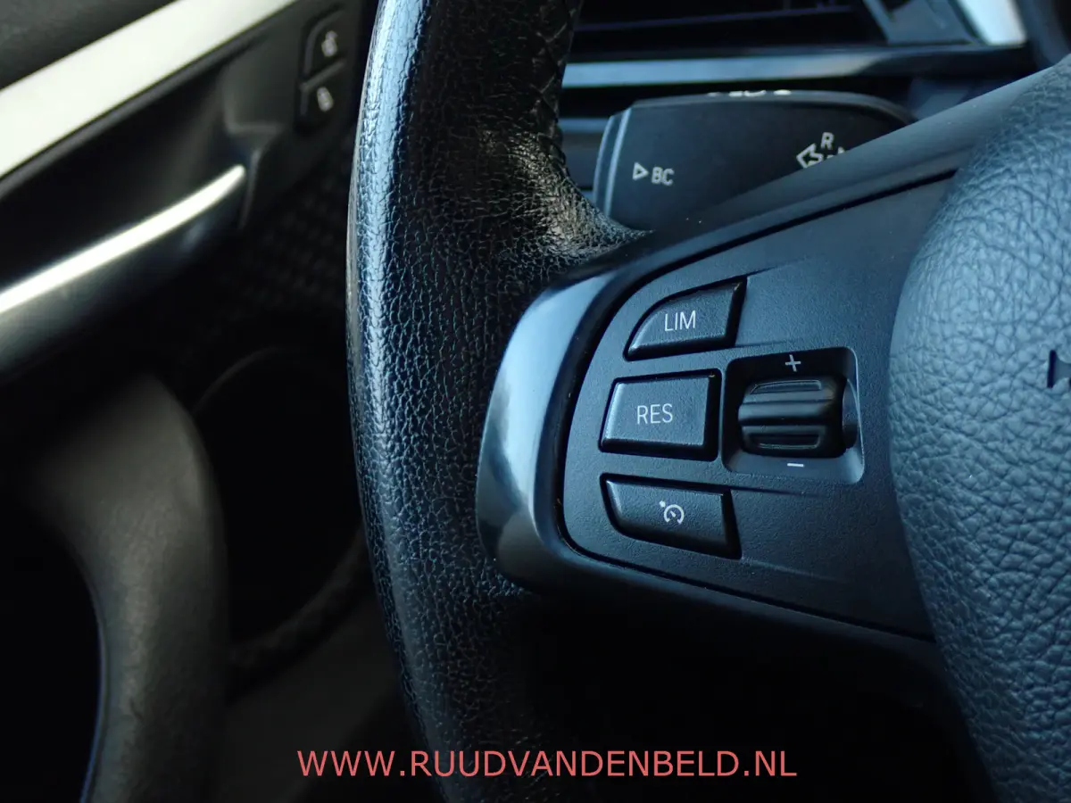 sDrive18i AUTOMAAT / CRUISE / PDC / NAVI / STOELVERWARMING