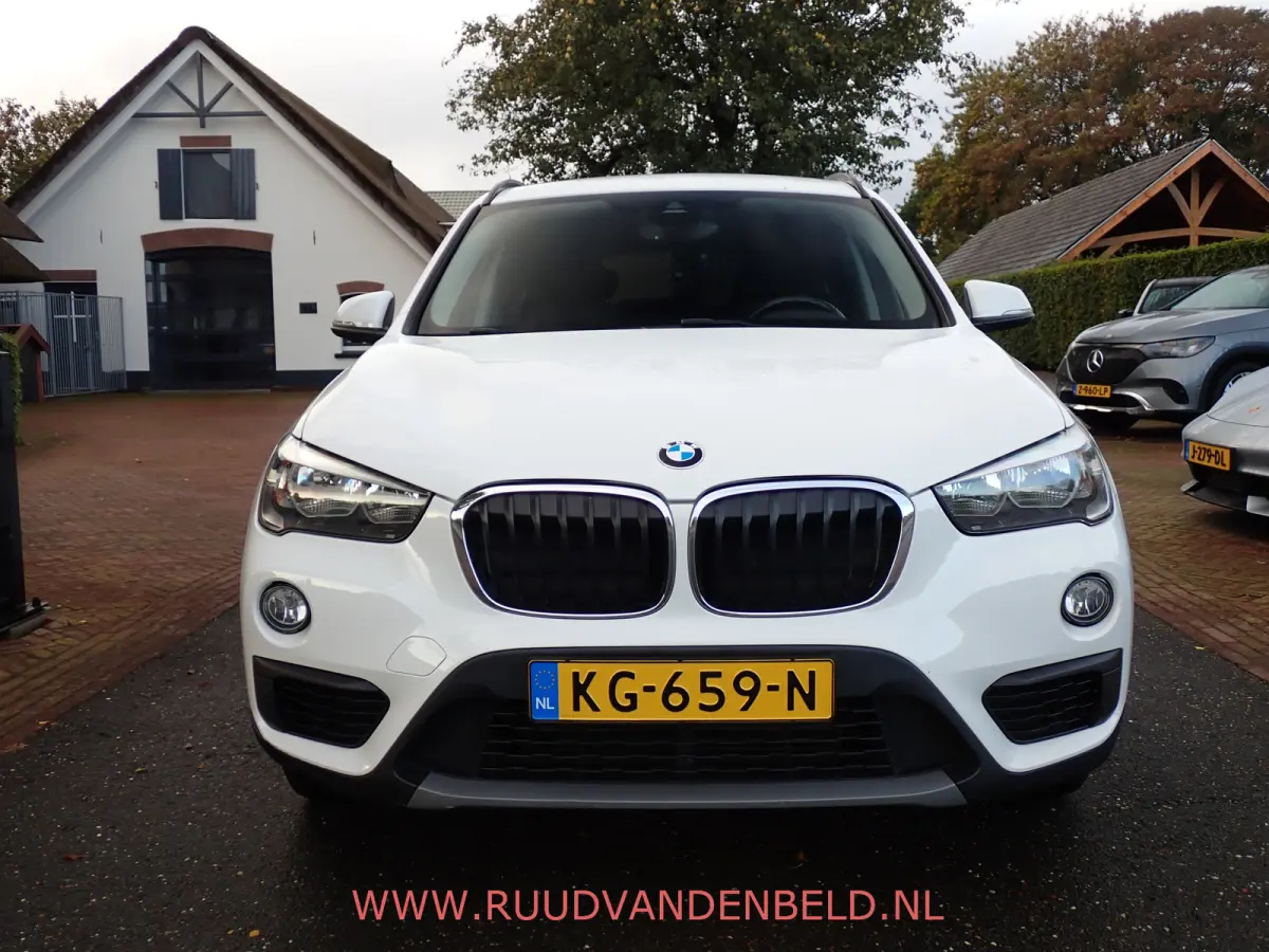 sDrive18i AUTOMAAT / CRUISE / PDC / NAVI / STOELVERWARMING