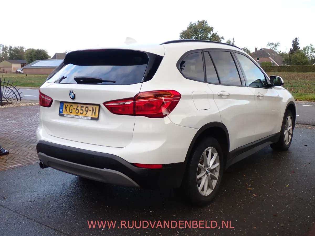 sDrive18i AUTOMAAT / CRUISE / PDC / NAVI / STOELVERWARMING
