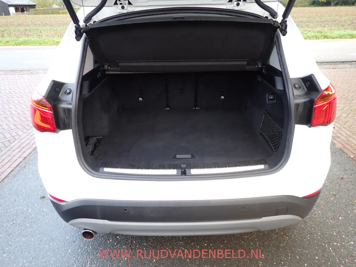sDrive18i AUTOMAAT / CRUISE / PDC / NAVI / STOELVERWARMING