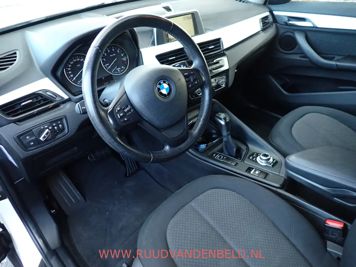 sDrive18i AUTOMAAT / CRUISE / PDC / NAVI / STOELVERWARMING