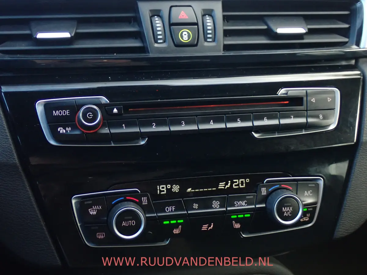 sDrive18i AUTOMAAT / CRUISE / PDC / NAVI / STOELVERWARMING