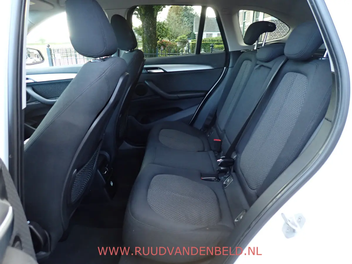 sDrive18i AUTOMAAT / CRUISE / PDC / NAVI / STOELVERWARMING